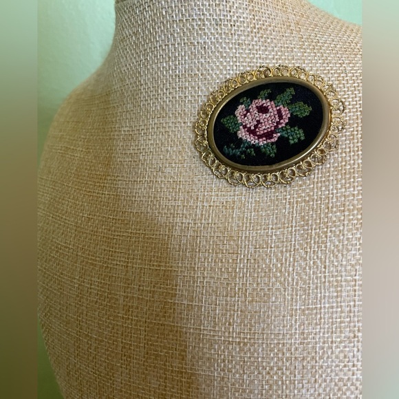 Elegant Gold and Black Floral Brooch with an embroidered pink rose - Picture 3 of 5